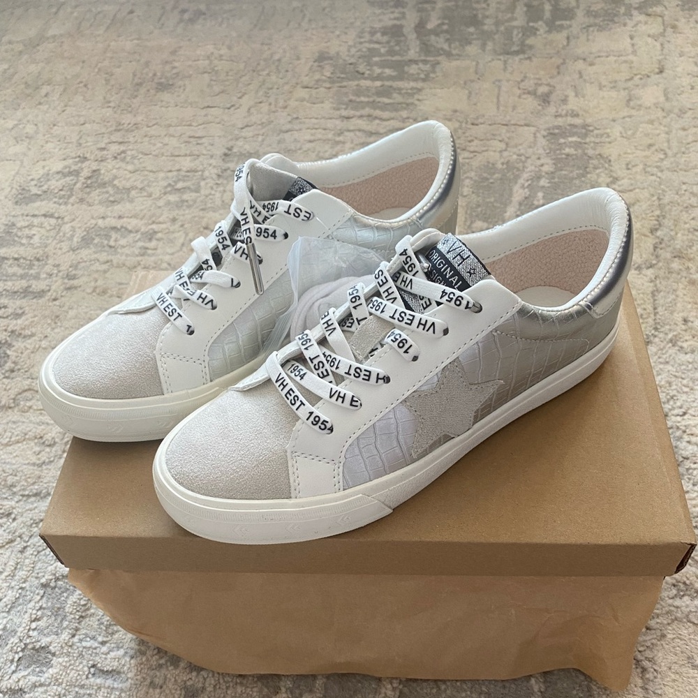 Vintage Havana Grande Sneaker in Silver Size 6.5